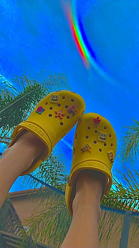 2000s Y2K yellow Crocs. With cute aesthetic 00s Spongebob Squarepants pins!! Im obsessed with these! Ps look at the 🌈 ! I wear them everyday!🥺😭 Crocs Wallpapers, Yellow Crocs With Jibbitz, Spongebob Crocs, Croc Outfits, Aesthetic 00s, Crocs With Jibbitz, Crocs Ideas, Yellow Crocs, Yellow Aesthetic Pastel