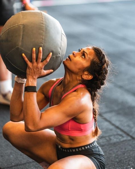 CrossFit for women: how CrossFit is improving female body image Women Strong Body, Fotografia Crossfit, Crossfit Photoshoot, Crossfit Images, Female Crossfit Athletes, Crossfit Body, Home Equipment, Crossfit Girl, Muscular Strength