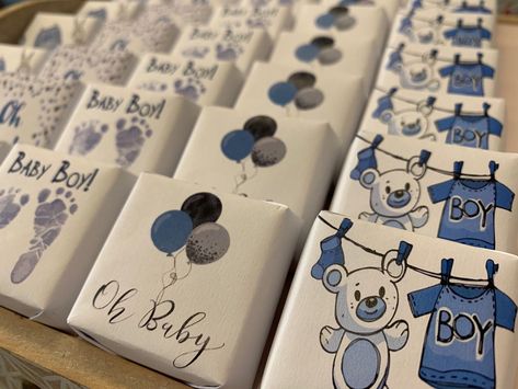 Chocolate ❤️ Baby Boy Chocolate Decoration, Chocolate Decoration, Baby Shower Sweets, Decoration Theme, Chocolate Labels, Baby Shower Baskets, Invitation Party, Chocolate Wrappers, Chocolate Decorations