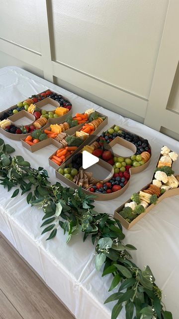 Veggie Table Display, Baby Fruit Tray, Baby Shower Food Decorations, Baby Shower Fruit Platter, Baby Shower Food Display Ideas, Baby Shower Food Display, Baby Shower Ideas Food, Baby Shower Charcuterie Board, Baby Shower Fruit Tray