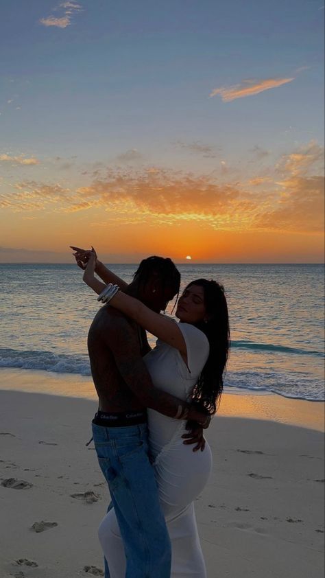 Kylie And Travis Scott, Travis And Kylie, Romantic Beach Photos, Kylie And Travis, Kylie Jenner Fotos, Kylie Scott, Kylie Travis, Estilo Kylie Jenner, Kristen Jenner