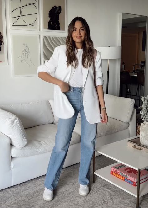 Work Outfits Women White Blazer, White Blazer Outfit Spring, White Blazer Office Outfit, Styling A White Blazer, Outfit Blazer Blanco Casual, White Blazer Work Outfit, Cream Oversized Blazer Outfit, Outfit Blazer Blanc, White Blazer Outfit Winter