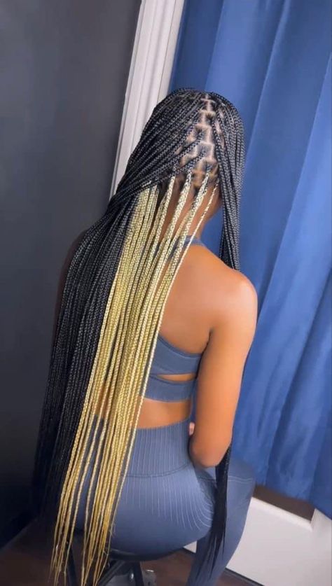 Pb&j Box Braids, Small Colored Knotless Box Braids, Knotless Braids Hairstyles Small, Small Knotless Braids Peekaboo Color, Smeduimknotless Braids, Peekaboo Knotless Braids Blonde, Small Knotless Braids Hairstyles With Color, Box Braids Hairstyles Small, Small Box Braids With Color