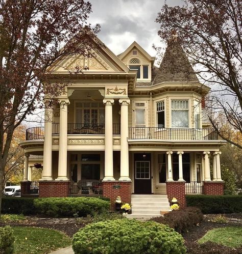 Jesse on Instagram: “S Main St, Findlay Ohio. This eclectic home was constructed in the late 19th century as a Queen Anne Victorian. The strong Neo Classical…” Victorian Homes Aesthetic, Old Victorian Mansions, Queen Anne Victorian House, Victorian Homes Exterior, Findlay Ohio, Houses Mansions, Queen Anne House, Studying Medicine, Queen Anne Victorian