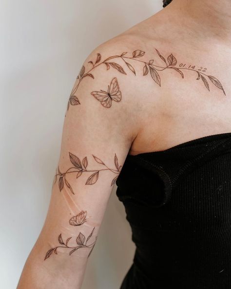 Floral Shoulder Wrap Tattoo, Fine Line Tattoos Women, Tato Naruto, Arm Wrap Tattoo, Tato Maori, Tato Naga, Around Arm Tattoo, Tato Minimal, Wrap Around Tattoo