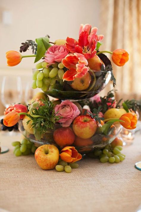 15 Insanely Unique Ideas for Wedding Centerpieces Budget Friendly Wedding Centerpieces, Hanging Centerpiece, Edible Centerpieces, Unique Wedding Centerpieces, Fruit Centerpieces, Wedding Flower Guide, Summer Centerpieces, Spring Table Decor, Fruit Arrangements