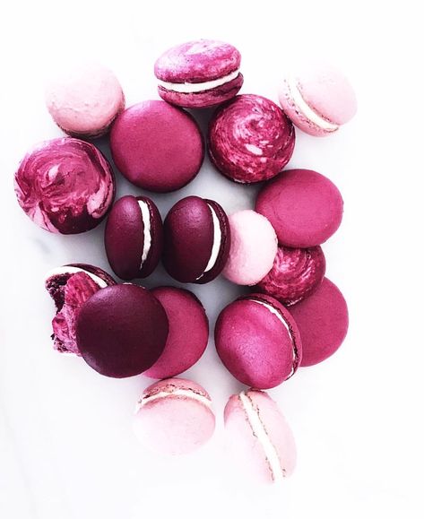 Marble #burgundy macarons by @cakesbyangelamorrison #macarons #macaronslady #macaronstagram #frenchmacarons #virginia January Wedding, French Macarons, Macarons, Raspberry, Virginia, Marble, Dessert, Baking, Instagram