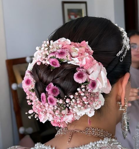 Sonu Hairstyles (@sonuhairstyles) • Instagram photos and videos Function Hairstyles, Indian Bridal Hair Buns With Flowers, Indian Bridal Bun With Flowers, Bun With Flowers Indian Saree, Hair Bun Flowers Indian, Hair Bun With Flowers Indian, Floral Hairstyles, Bun Hairdo, Floral Bun