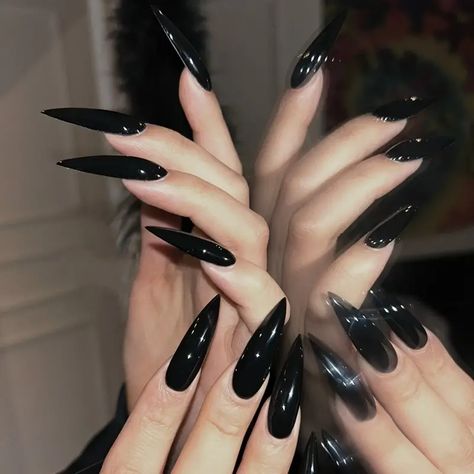 Glossy Black Fake Nails Solid Color Press Nails Simple - Temu Gothic Nail Art, Black Stiletto Nails, Matte Black Nails, Gothic Nails, Nagel Tips, Pointed Nails, Nail Forms, Pedicure Nail Art, Edgy Look