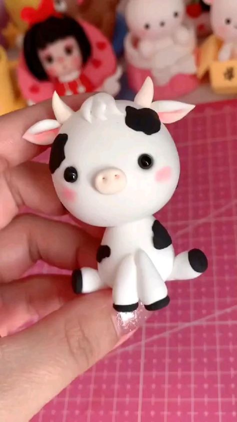 Clay Art Cow, Air Dry Clay Cow, Polymer Clay Kawaii Tutorial, Small Clay Animals, Mouldit Clay Art, Cow Clay, Polymer Clay Cow, Clay Cow, Clay Cute