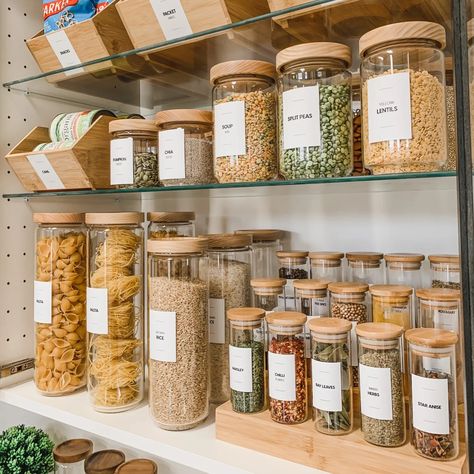 Hiasan Dalaman Dapur, Bilik Perempuan, Pantry Jars, Glass Pantry, Eco Kitchen, Food Pantry Organizing, Pantry Organisation, Spice Jar Labels, Kids Dining