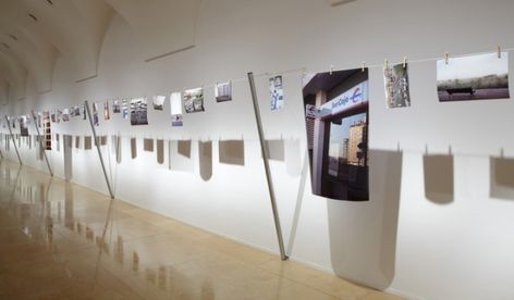 La photo doit-elle bousculer l'espace d'exposition ? - OAI13 Photography Display Ideas, Hans Haacke, Question Photo, Photography Display, Photo Exhibit, Exposition Photo, Surreal Artwork, Contemporary Art Daily, Photography Exhibition