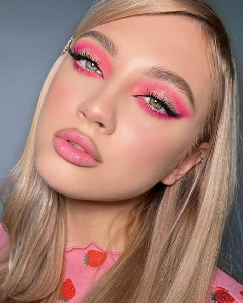 Spring Lip Colors, Makeup Neon, Monochromatic Makeup, Crease Eyeshadow, Look Date, Monochrome Makeup Look, Summer Makeup Trends, Pink Eyeliner, Date Night Makeup