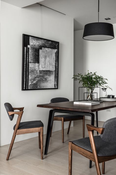 Dining Room Design Black Chairs, Dining Room Table Black Chairs, Copenhagen Interior Design, Black Dining Room Table, Home Mid Century, Black Angel, Black Dining Chairs, Dining Chair Design, Home Improvements