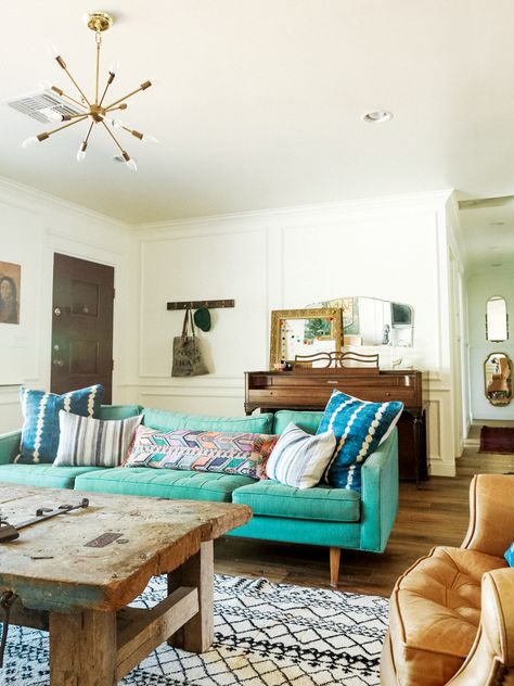 Vibrant green sofa with blue and patterned pillows, small Sputnik light fixture, salvaged wood coffee table, black and white rug Turquoise Sofa, Blue Couch, Eclectic Living Room, Boho Interior, Couches Living Room, Eclectic Home, A Living Room, Living Room Inspiration, Home Fashion