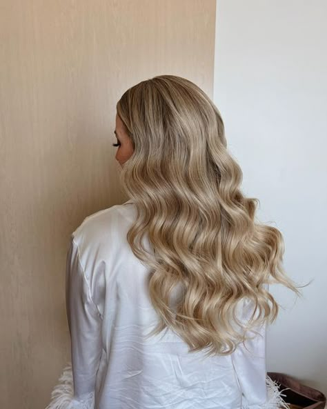 Wedding Hair Down Hollywood Curls, Romantic Curls Wedding Hair, Soft Wedding Curls Down, Down And Curled Wedding Hair, Bridal Side Part Hair, Large Bouncy Curls, Big Bouncy Curls Long Hair Wedding, Bridal Soft Curls, Wedding Soft Curls