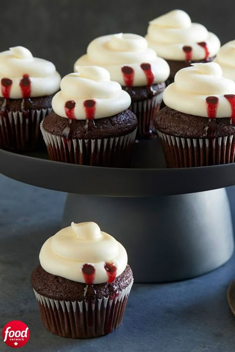 Spooky Red Velvet Cupcakes, Dark Red Cupcakes, Vampire Theme Cake, Black Halloween Cupcakes, Vampire Inspired Food, Vampire Dessert Ideas, Vampire Deserts, Vampire Cupcakes Ideas, Vampire Cake Pops