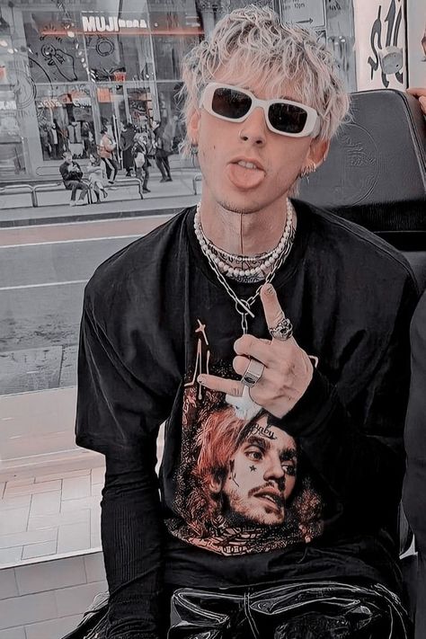 celebrities: machine gun kelly (mgk) (colson baker) Mgk Lace Up, Styl Grunge, Colson Baker, Just You And Me, Hottest Guy Ever, Emo Boys, Megan Fox, Celebrity Look, Fav Celebs