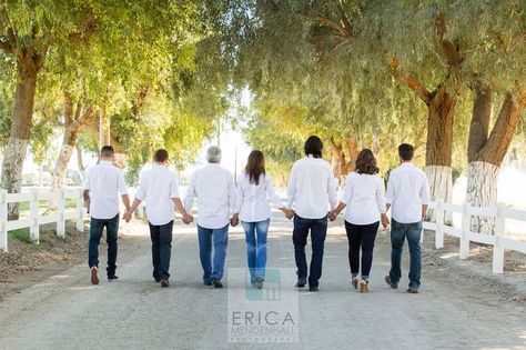 family photography blue jeans and white shirts | Blue Jeans, White tops, make a great statement. Even walking away ... Easter Family Pictures, Christmas Outfits For Family Pictures, Family Holiday Pictures, Engagement Photo Outfits Fall, Large Family Photos, Family Christmas Pictures, Family Picture Poses, Family Beach Pictures, Family Photo Pose