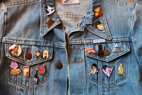 DIY customized denim jackets: Pins on Denim Jacket by Skinny Dip Denim Jacket With Pins, Jacket With Pins, Jeans Skirt Outfit, Denim Jacket With Patches, Customized Denim, Pins On Denim Jacket, Diy Clothes Storage, Denim Pins, Customised Denim Jacket