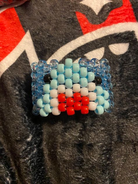 Kandy Bead Ideas, Kandi Fidget Toy, Shark Kandi Cuff, Shark Kandi Pattern, Simple Kandi Cuff Patterns, Kirby Kandi Pattern, Kandi Octopus Tutorial, Flower Cuff Kandi, Beaded Things To Make