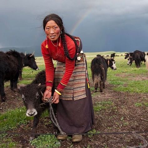 Tibetan nomads of Lithang Native Dress, We Are The World, Cultural Diversity, People Of The World, World Cultures, Minsk, Mongolia, Call Whatsapp, Anthropology