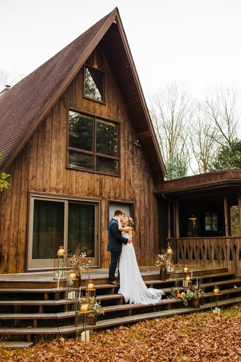 30+ Airbnb Wedding Venues Around The World - Wandering Weddings Airbnb For Weddings, Wedding For 20 People, Small Cabin Wedding Ideas, Airbnb Wedding Venues Georgia, Log Cabin Wedding Venues, Airbnb Wedding Venues California, Small Arizona Wedding, Air B N B Wedding, Small Airbnb Wedding