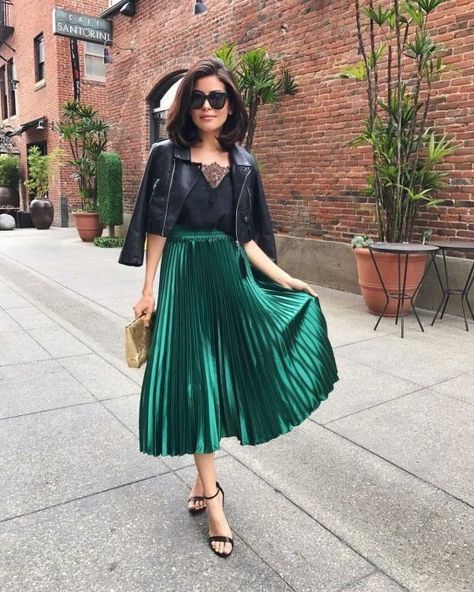 Dark Green Skirt Outfit, Green Skirt Outfit Ideas, Metallic Skirt Outfit, Green Skirt Outfit, Pleated Skirt Outfit Ideas, Svarta Outfits, Green Skirt Outfits, Dark Green Skirt, Green Pleated Skirt