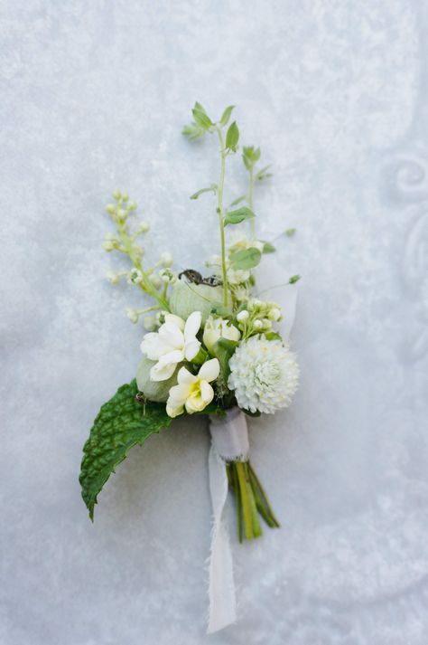 bough + twig | boutonniere | wedding | summerwedding | boughandtwig.com Organic Boutonniere, Whimsical Boutonniere, White And Green Boutonniere, White Boutonniere Wedding, Diy Boutonniere Wedding, Greenery Boutonniere, Wearable Flowers, Green Boutonniere, Overgrown Garden