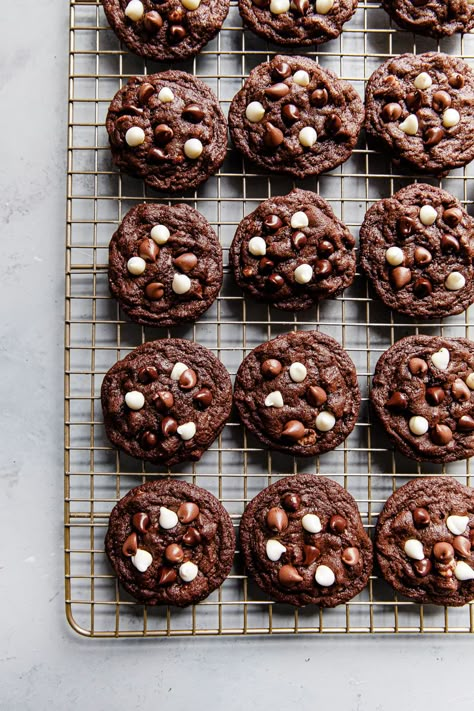 Christmas Chocolate Cookies, Chocolate Cookie Recipe, Triple Chocolate Chip Cookies, Baking Rack, Cookies Chewy, Triple Chocolate Cookies, Recipe Cookies, Chewy Chocolate Cookies, Mexican Hot Chocolate