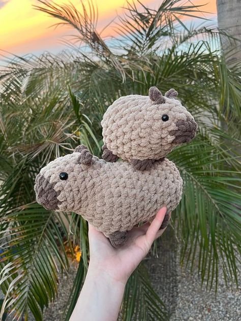 Crochet Capybara Easy crochet toys #easycrochettoys #crochet #crochettoy #crochetpattern #crochetpatterns 5.135 Chunky Yarn Crochet Amigurumi, Adorable Crochet Animals, Small Crochet Stuffed Animals, Chunky Yarn Crochet Projects, Free Animal Crochet Patterns, Capybara Crochet Pattern, Crochet Squishmallow, Toft Crochet, Capybara Crochet