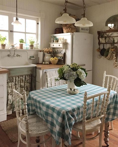 County Kitchen, Vibeke Design, French Country Kitchens, Cottage Kitchens, Cottage Cabin, Farmhouse Ideas, Shabby Chic Bedroom, French Country Kitchen, Cottagecore Decor