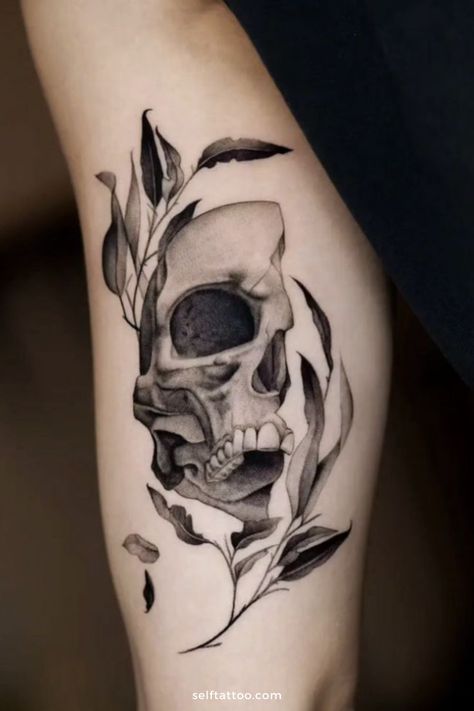 Struggling to find the best tattoo artist? Discover key factors to consider when selecting an artist to ensure you get the tattoo of your dreams Half Skull Tattoo, Cat Skull Tattoo, Skull Tattoo Ideas, Anatomical Tattoos, Self Tattoo, Tattoo Ideas Males, Anatomical Heart Tattoo, Half Skull, Rose Tattoos For Men