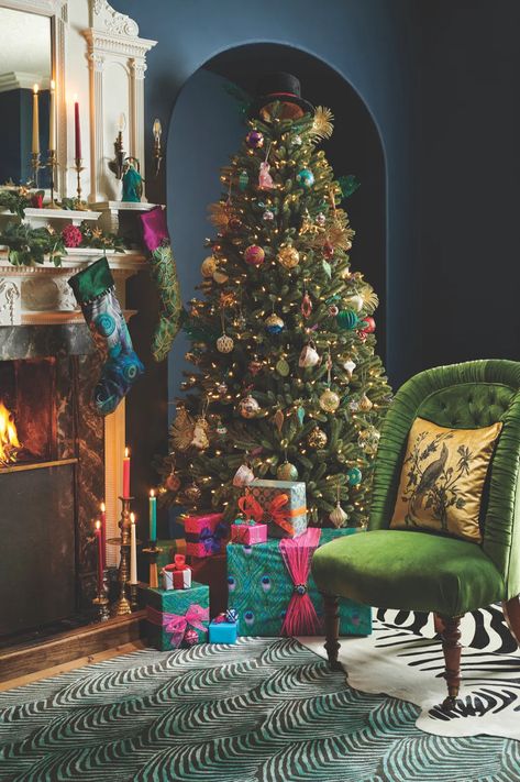 Christmas tree decorated with maximalist decorations Maximalist Christmas Decor Ideas, Christmas Decor Ideas Maximalist, Kitsch Christmas Tree, Christmas Taxidermy, Maximalist Christmas Tree, Maximalist Christmas Decor, Christmas Maximalist, Eclectic Christmas Trees, Maximalist Christmas