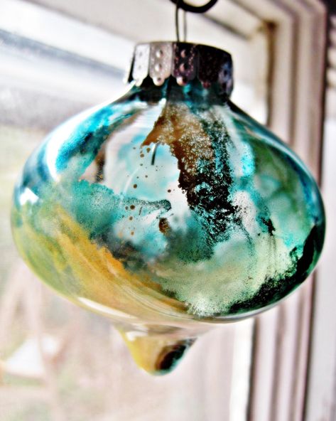 Alcohol Ink Ornaments, Ink Ornaments, Alcohol Ink Glass, Alcohol Ink Crafts, Ink Crafts, Popular Crafts, Alcohol Ink Painting, Painted Ornaments, Metal Tree