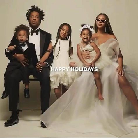 Bluebeybleed on Instagram: “THE CARTER FAMILY !!!!! 🙌🏾👑🙌🏾👑🙌🏾👑🙌🏾👑🙌🏾👑🙌🏾 #Beyoncé #bgkc #baddiebey #beyhive #beyonce  #giselle #knowles #carter #queen #queenofpop…” Beyonce Blonde Hair, Beyonce Style Outfits, Glam Family Photoshoot, Beyonce Hair Color, Beyonce Twin, Beyonce Photoshoot, Wedding Family Photos, Beyonce Family, Beyonce Braids