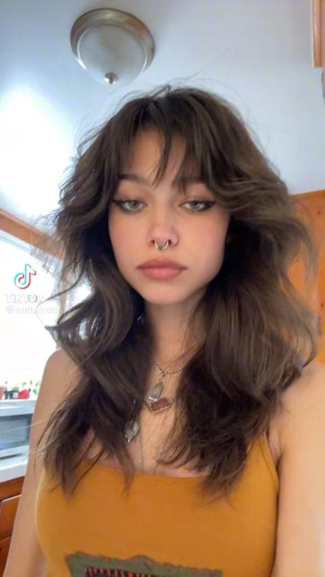 Long wolf-cut hairstyle with short bangs Shaggy Long Hair, Wolfcut Hair Long, Hair Inspiration Long, Thick Wavy Hair, Bangs With Medium Hair, Hair Inspiration Short, Short Bangs, Hairstyles For Layered Hair, Haircuts For Wavy Hair