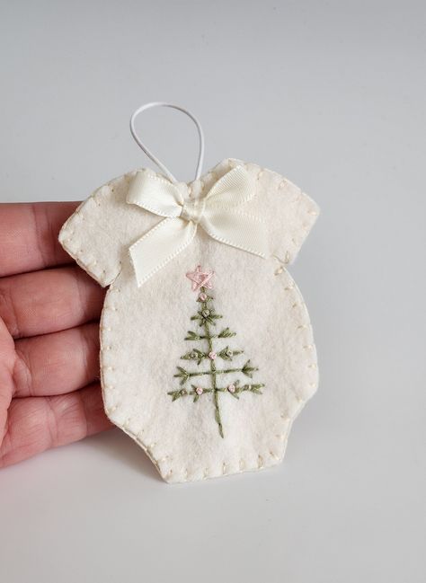 baby Free pattern for felt onesie ornament - Google Search Embroidery Christmas Ornaments, Embroidered Onesie, Felt Ornaments Patterns, Baby Christmas Ornaments, Embroidery Christmas, Baby Embroidery, Felt Garland, Baby First Christmas Ornament, Baby Ornaments