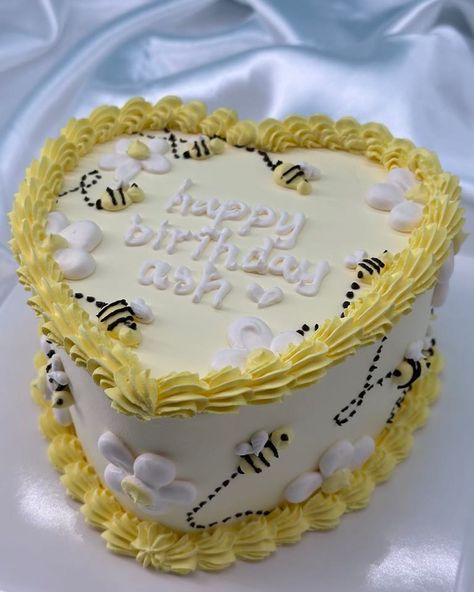 Love pretty flowers? Thank a bee. 🐝 🌼 #retrocake #viralcake #miilkcakestudio #melbournecakes #beecake #honeycake Bee Cake Ideas 1st Birthdays, Bumble Bee Birthday Cake, Bumblebee Cake, Elsa Birthday Cake, Grandmas Birthday, Bee Birthday Cake, Bumble Bee Cake, Bee Cake, Bumble Bee Birthday