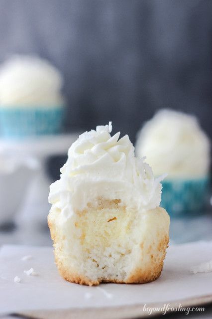 Best Ever Coconut Cream Pie Cupcakes Coconut Cream Pie Easy, Cream Pie Cupcakes, Cream Cheese Whipped Cream, Coconut Mousse, Whipped Cream Topping, Mousse Filling, Pie Cupcakes, Gourmet Cupcakes, Gateaux Cake