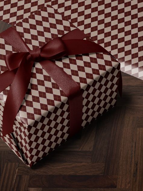 Our Christmas Red Argyle Wrapping Paper features a traditional red and white argyle pattern. Ideal for adding tradition and nostalgia to your gifts. Ralph Lauren Christmas Wrapping, Wrapping Inspo Christmas, Santa Claus Wrapping Paper, Christmas Packaging Aesthetic, Christmas 24 Gifts, Burgundy Christmas Wrapping, Burgundy Gift Wrapping, Red Christmas Gift Wrapping, Christmas Wrapping Inspiration