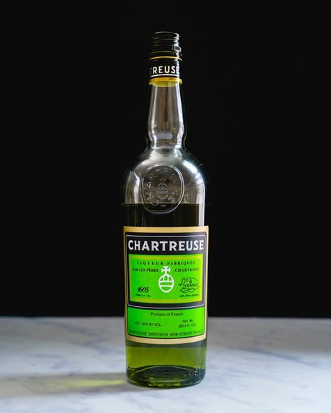 Chartreuse Drink, Herbal Liqueurs, Chartreuse Cocktail, Famous Cocktails, Gin Liqueur, Green Chartreuse, Green French, Couple Cooking, Reposado Tequila