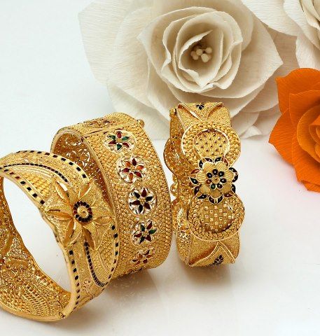 Beautifully designed for the indian wedding! Single Bangle, Ladies Bangles, Choker Necklace Designs, Gold Bangle Set, Jewelry Advice, Jewellery Indian, Bridal Jewelry Collection, Bangle Jewelry, Wedding Jewellery Collection