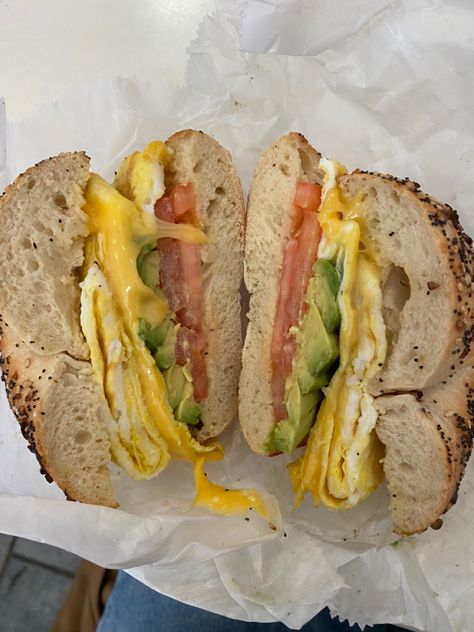 Bacon Egg And Cheese Everything Bagel, Bagel And Egg Sandwich, Everything Bagel Egg Sandwich, Egg And Cheese Bagel Sandwich, Bagel Breakfast Sandwich Aesthetic, Salmon Avocado Bagel, Easy Breakfast Bagel Ideas, Egg On Bagel, Avocado And Egg Sandwich