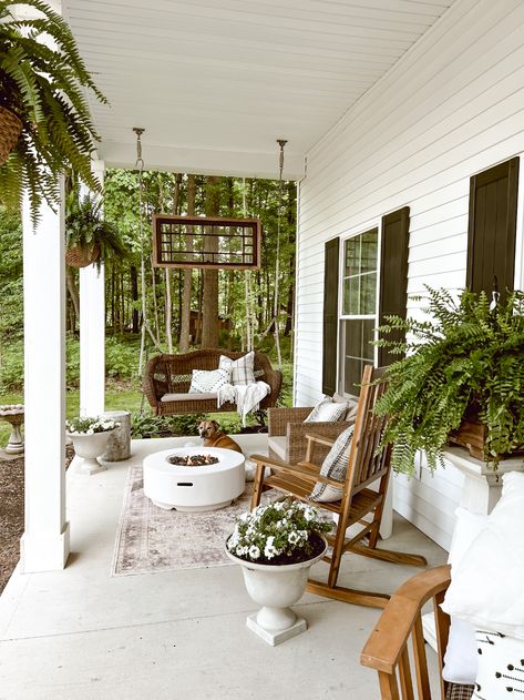 Narrow Porch Decorating Ideas, Perennial Flower Beds, Front Porch Seating, Farmers Porch, Summer Front Porch Ideas, Front Porch Furniture, Porch Landscaping, House Front Porch, Vintage Porch