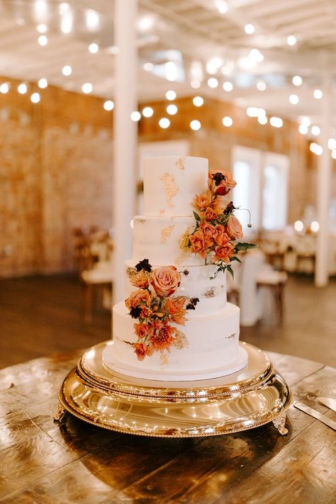 Trendy Fall Wedding in Kansas City - Wed KC Terracota Cake Wedding, Rusty Orange Wedding Cake, Wedding Cake Gold Accents, Burnt Orange Wedding Cake, Terracotta Wedding Cake, Wedding Cake Fall Flowers, Wedding Cake Fall, Autumn Wedding Cake, Orange Wedding Cake