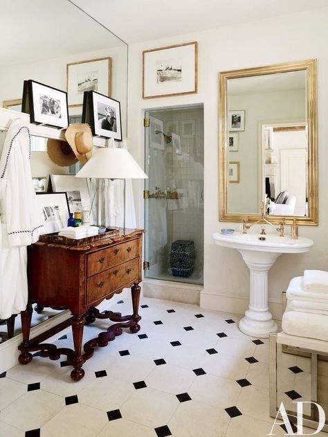 Ralph Lauren's Refined Homes and Chic Madison Avenue Office Photos | Architectural Digest Ralph Lauren House, Decorating With Antique Furniture, Ralph Lauren Interiors, Bad Inspiration, Madison Avenue, Vintage Bathroom, Traditional Bathroom, Bathroom Styling, Beautiful Bathrooms