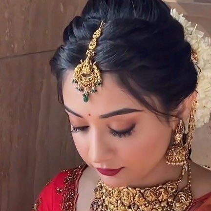 Beautiful South Indian Brides, Athmika Sumithran Saree, Engagement Saree Hairstyles, South Indian Bridal Makeup Look, South Indian Wedding Hairstyles For Bride, Bride Front Hairstyles Indian Wedding, Front Bride Hairstyles, South Indian Bride Front Hairstyle, South Indian Saree Hairstyles