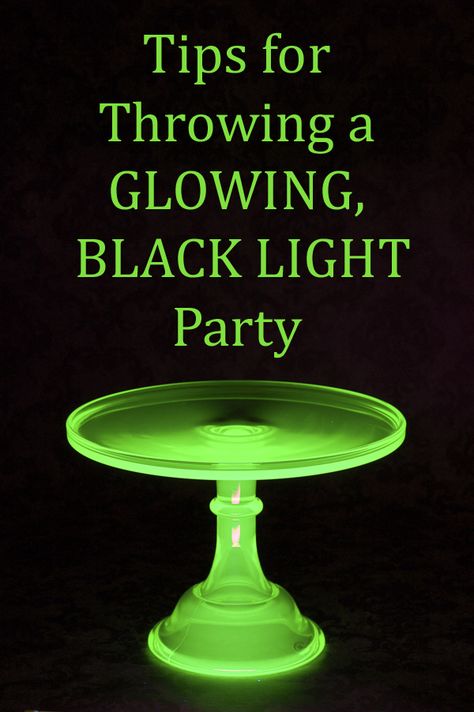 Great tips for throwing a black light party (post is for a Halloween party, but tips work for whatever) Black Light Halloween, Black Light Party, Bolo Neon, Glow In Dark Party, Glow Birthday Party, Light Halloween, Light Party, Blacklight Party, Glow Birthday