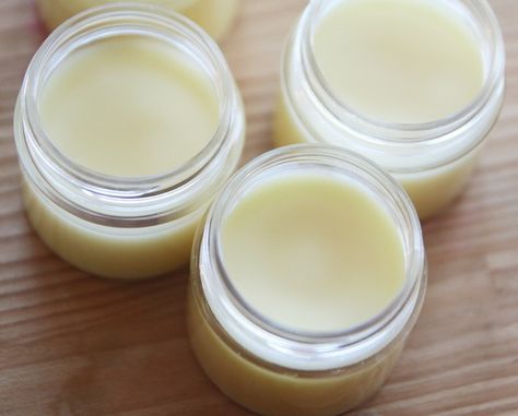 Make your own lip balm with coconut oil, beeswax, and vitamin E! I'm going to add a little vanilla for flavor and homemade ginger oil, just because. Doesn't seem to difficult to make. Homemade Lipstick, Lip Gloss Recipe, Balzam Na Pery, Diy Lip Balm Recipes, Natural Lip Gloss, Lip Balm Recipes, Diy Kosmetik, Homemade Lip Balm, Ginger Oil